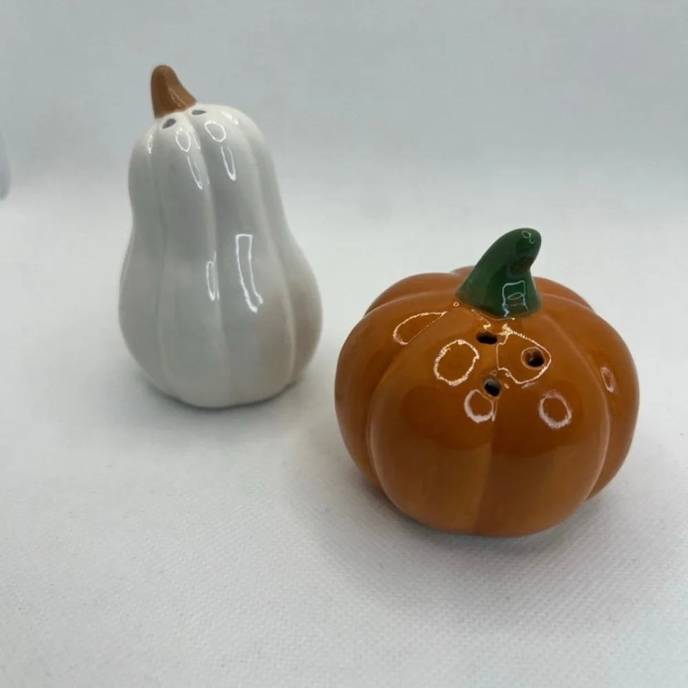 Salt and pepper‎ shakers